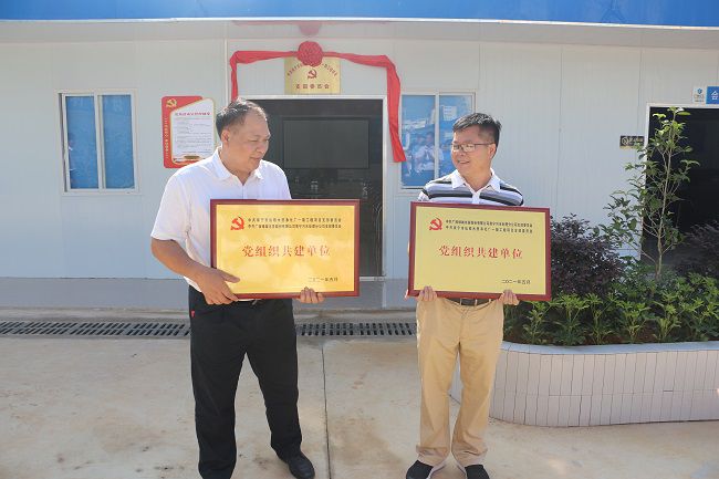 互赠牌匾。张钊林 摄（修图）.jpg