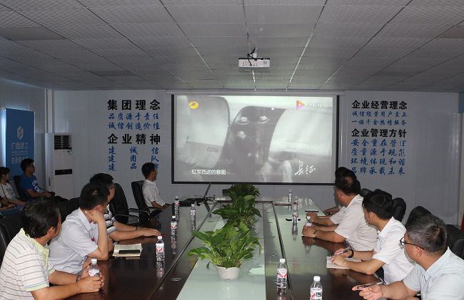 主题党日活动观影现场。张钊林 摄（修图）.jpg