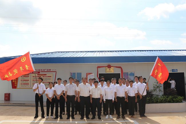 合影留念。张钊林 摄（修图）.jpg