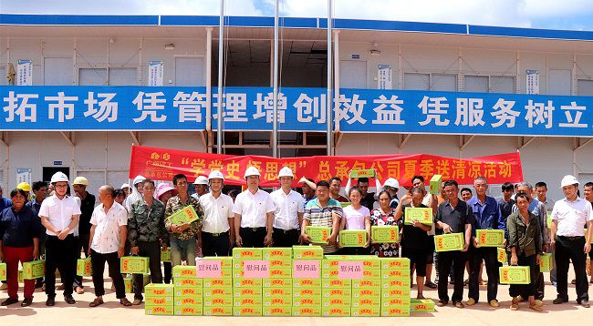 “送清凉”活动合影留念。 周煜川摄（修图）.jpg