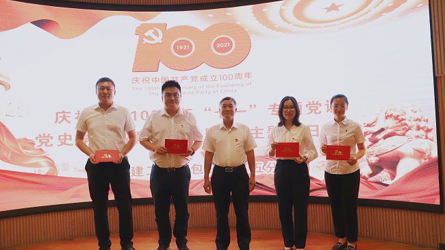 赠送政治生日贺卡合影。卢勤 摄（修图）.jpg