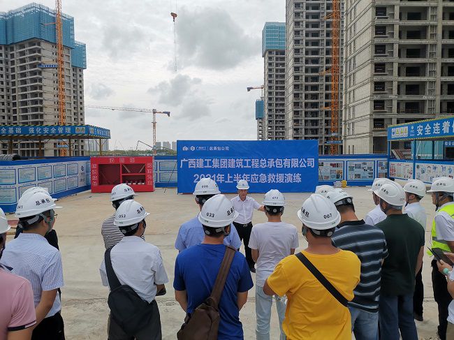 张强在演练前做指示。黄宝生 摄（修图）.jpg