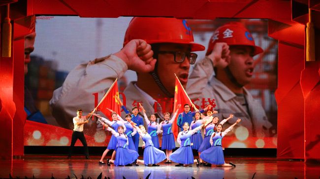 公司原创快板剧《红色精神来领航》。李立云 摄.jpg