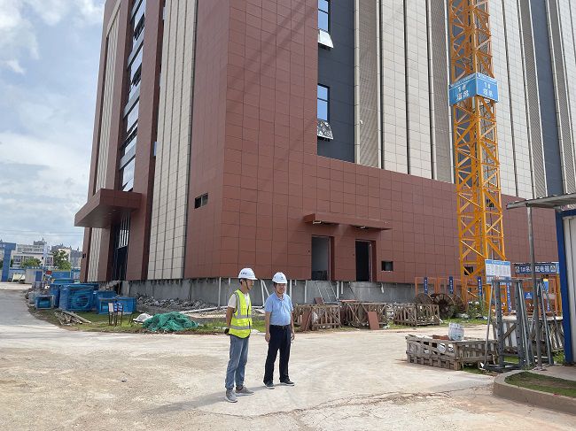 岑廷义询问项目情况 林子薇摄（修图）.jpg