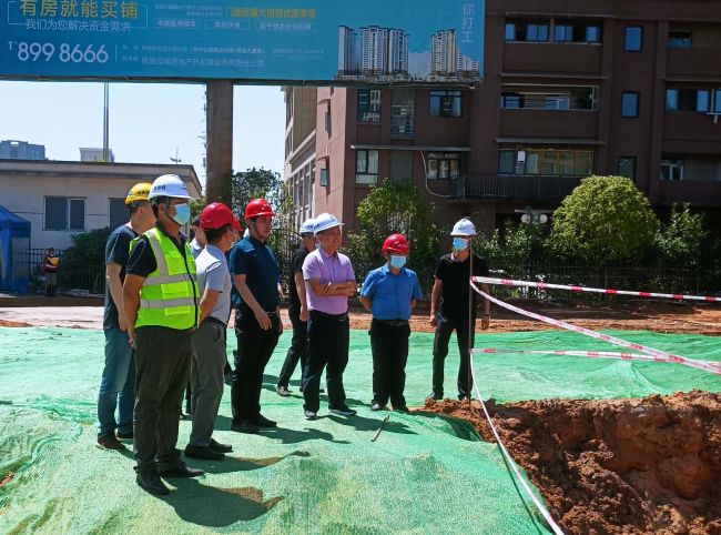 1刘涛（右三）在项目现场调研。蔡淑萍 摄（原图）.jpg