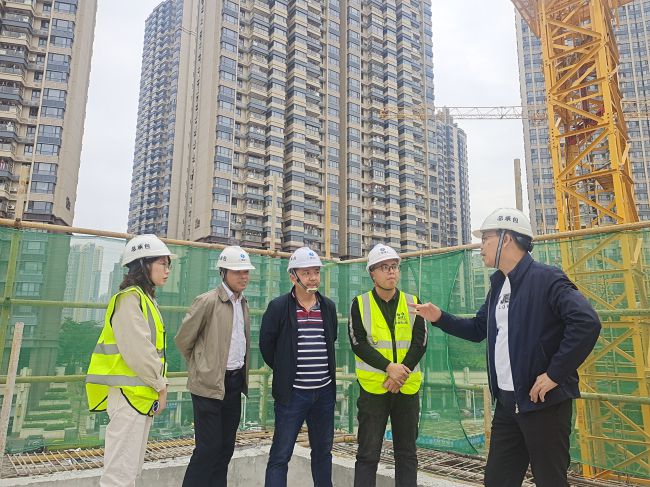 检查项目现场。张润芳 摄（修图）.jpg