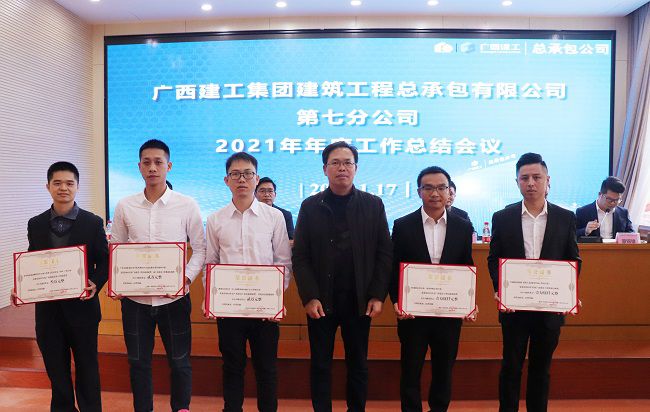 1643273155698362.jpg 陈祖训为获奖职工颁发证书。周煜川 摄(修图).jpg