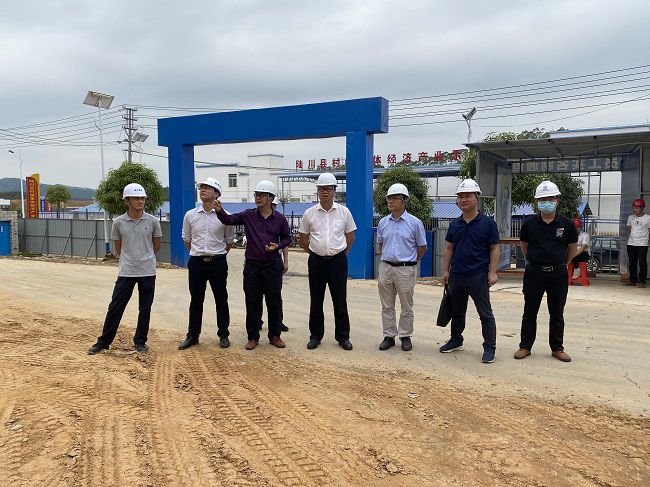 蔡桂全（右四）在项目检查。廖益通 摄（修图）.jpg