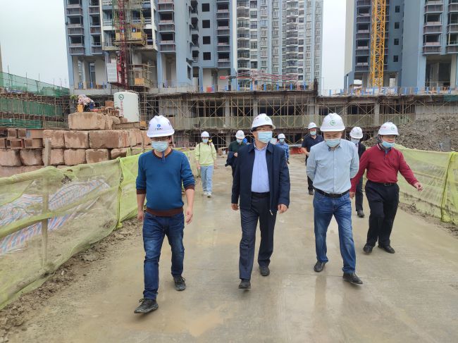 1650760317239816.jpg 检查施工质量。梁观德 摄(修图).jpg