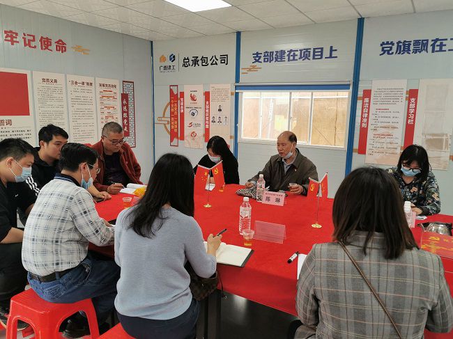 陈琳指导项目“红色工地”创建工作。王瑾贞 摄（修图）.jpg