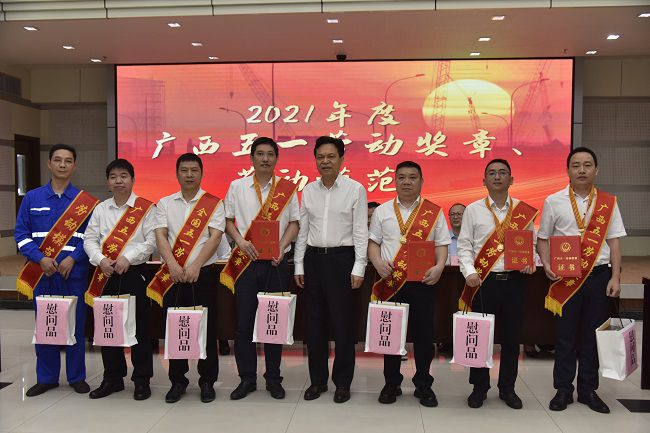 1651192759855816.jpg 岑廷义上台领奖(修图).jpg