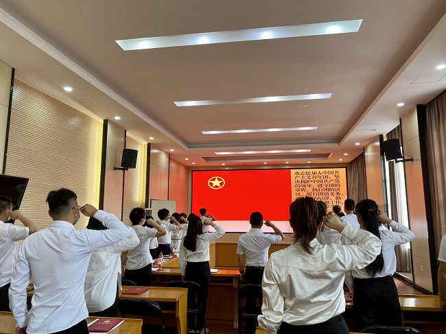 重温入团誓词。黄璐璐 摄（修图）.jpg