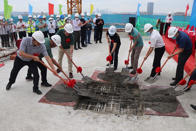 与在场嘉宾一同为封顶浇筑培土。周煜川 摄（修图）.jpg