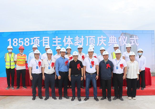 邓少新与在场职工合影留念。周煜川 摄（修图）.jpg