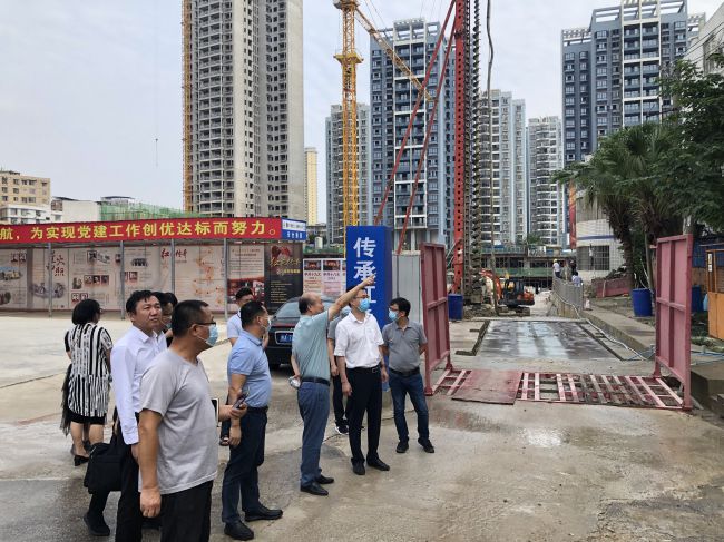 检查施工现场。龚媚媚 摄（修图）.jpg