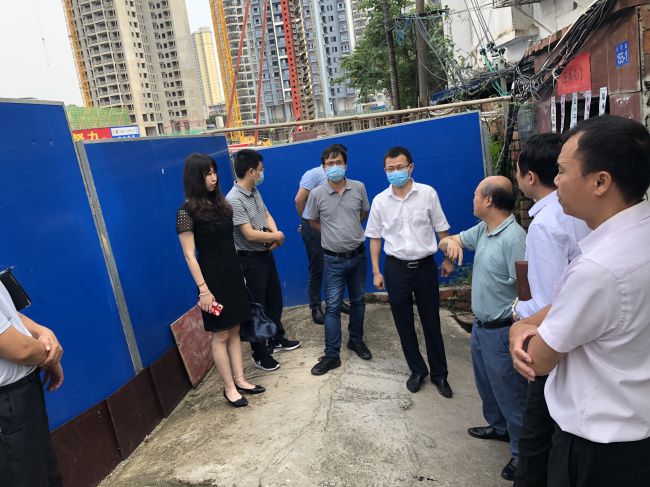 走访周边群众。龚媚媚 摄（修图）.jpg