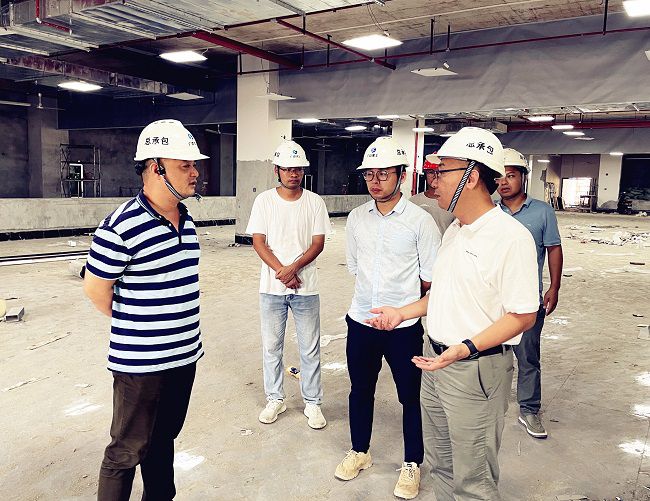 （修图）深入现场查看。容芝雅 摄.jpg