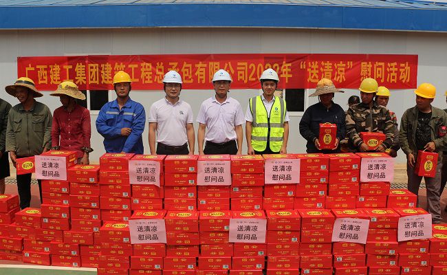 与农名工代表合影留念。张钊林 摄（修图）.jpg