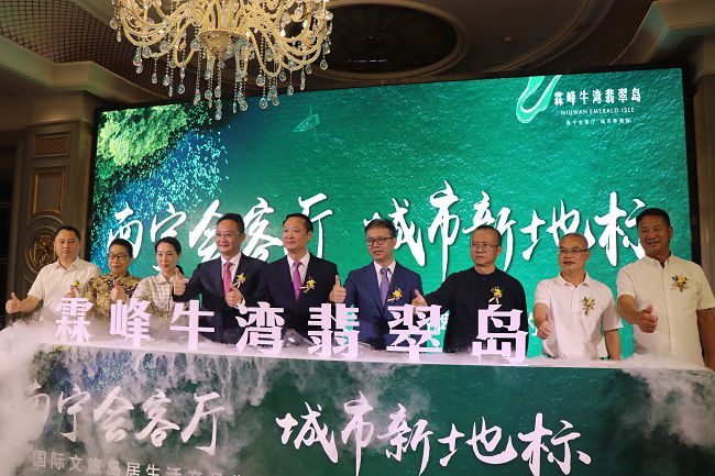 邓少新与到场嘉宾一同合影留念。 周煜川 摄（修图）.jpg