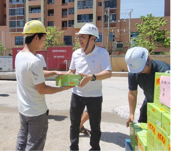 发放慰问品。潘文君 摄（修图）.jpg