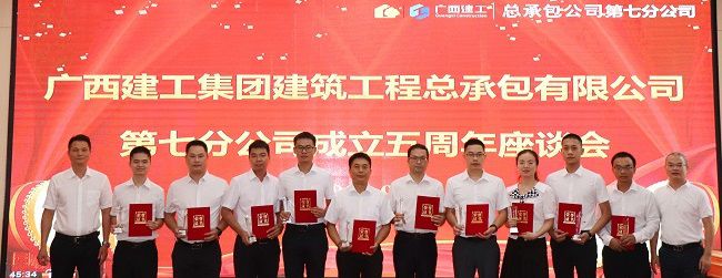 邓少新与获奖职工合影。周煜川 摄（修图）.jpg