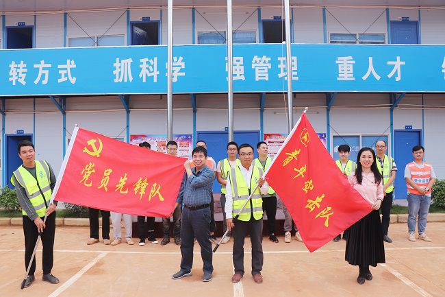 岑廷义和张力为党支部授旗。周煜川 摄（修图）.jpg