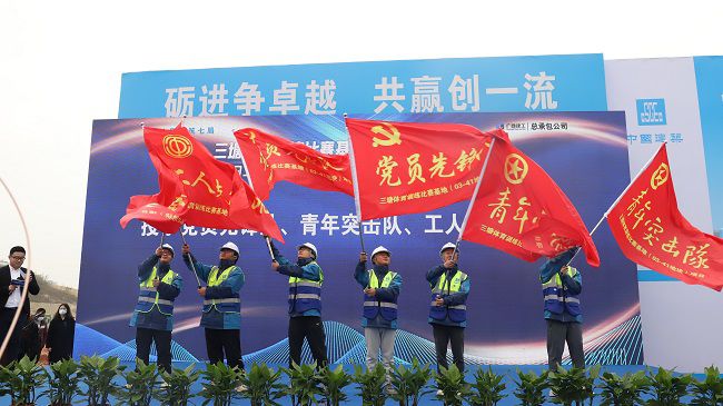 1672192503121448.jpg 突击队、先锋队挥舞旗帜(修图).jpg