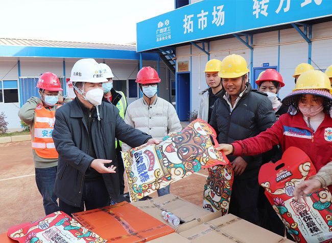 发放慰问品。周煜川 摄（修图）.jpg