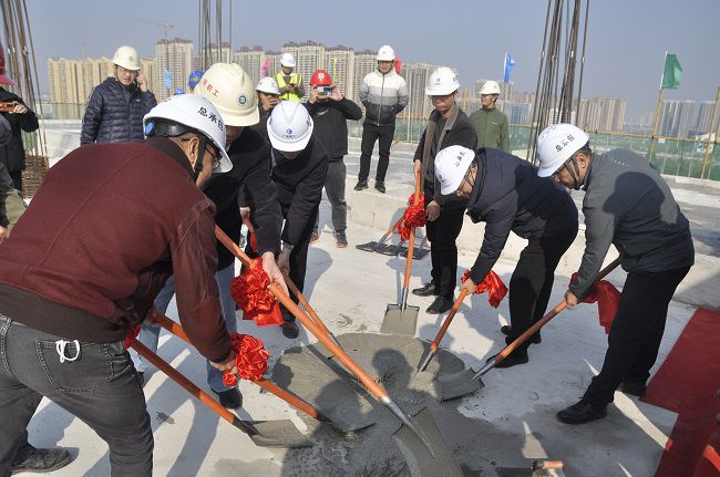 1674009486530366.jpg 陆烜(右一)与现场嘉宾共同为项目封顶浇筑混凝土。王瑾贞 摄(修图).jpg