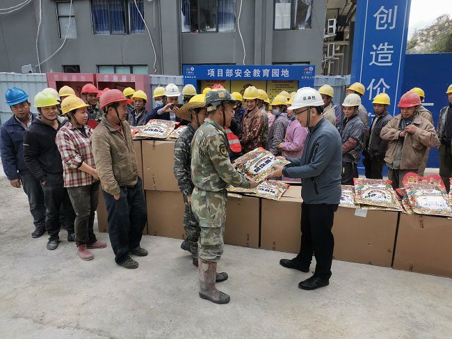 1674009683783393.jpg 陆烜为农民工发放慰问品 原图00.jpg