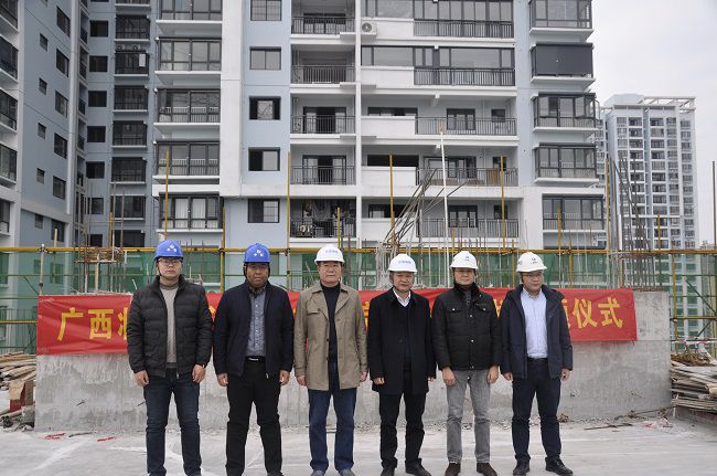 参加封顶仪式的相关领导合影。王瑾贞 摄（修图）.jpg