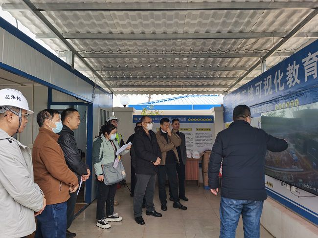 1675842409131414.jpg 听取项目情况汇报。彭强 摄(修图).jpg