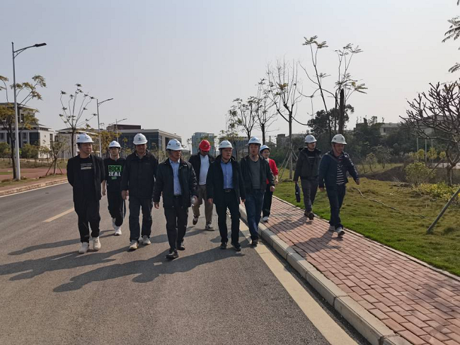 1676938180524987.png 曾劲松查看项目现场。邓高越 摄(修图).png