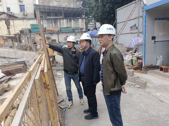 1676938434319510.jpg 2岑廷义深入现场进行走访。覃必英 摄(修图).jpg