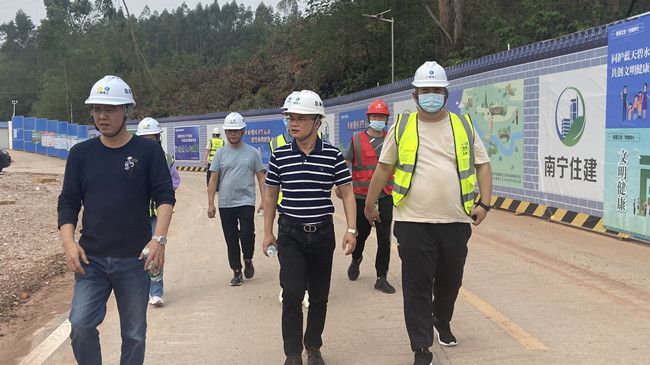 1679446052211802.jpg 邓少新深入施工现场检查指导。陆勤摄(修图).jpg