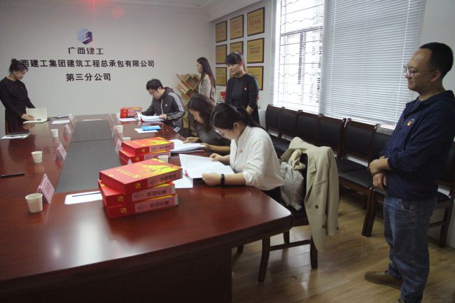 检查资料现场。梁红玉 摄（修图）.jpg