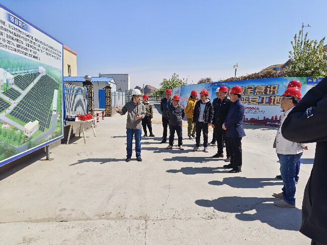 听取项目汇报。关惠琳 摄（修图）0.jpg