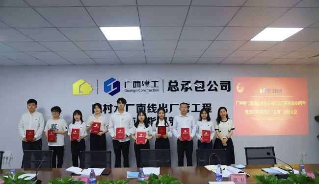 2优秀共青团员颁奖。林成斌 摄（原图） (2)000.jpg