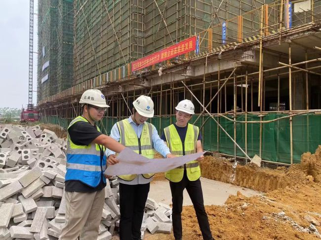 1683686174134340.jpg 现场施工指导。马小云 摄(修图).jpg