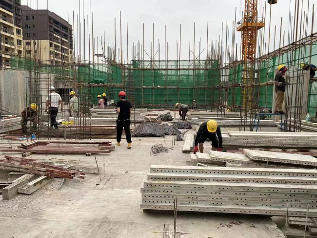 1683686187386855.jpg 楼面施工。马小云 摄(修图).jpg