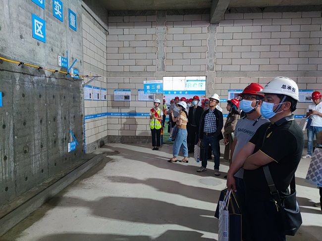 公司员工观摩。覃桂整 摄（修图）.jpg