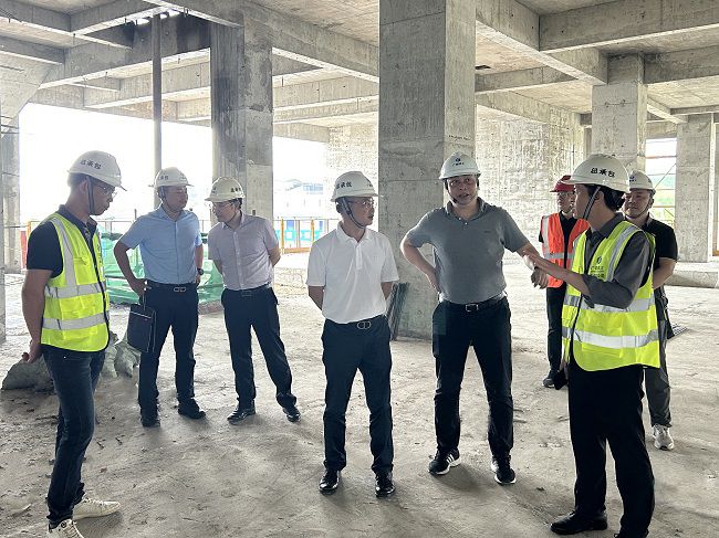 邓少新听取项目负责人做汇报。蔡怡灵 摄（原图00000000）.jpg