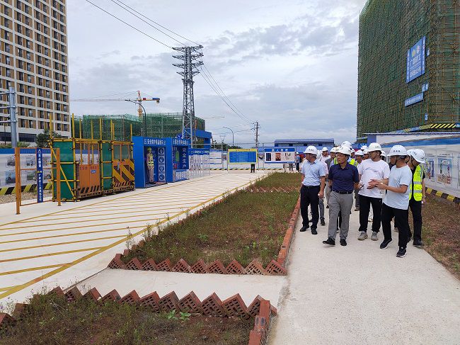 1687220415336250.jpg 观摩项目现场。黄宝生 摄(修图).jpg