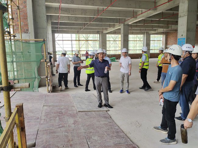 1687220422944117.jpg 曾劲松做讲解和要求。黄宝生 摄(修图).jpg