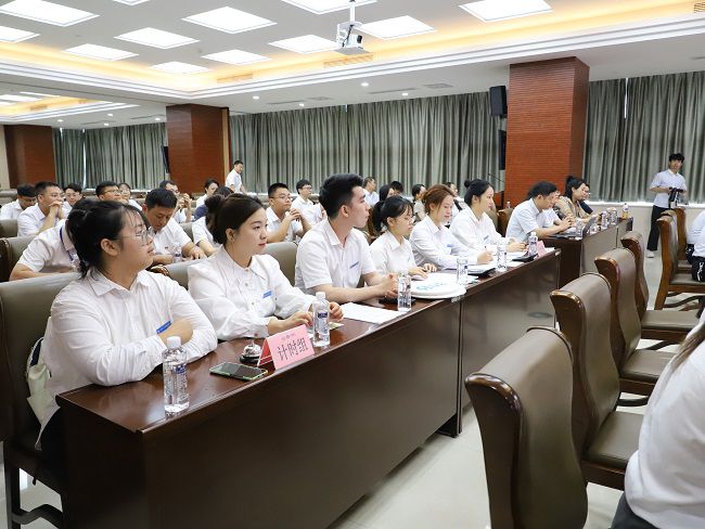 工作人员认真计时记分。李立云 摄（修图）.jpg