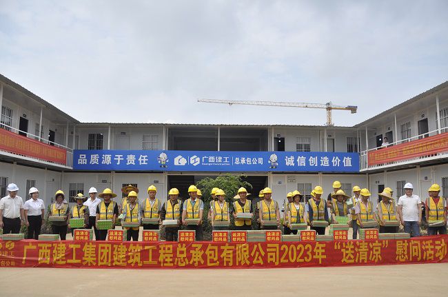 “送清凉”慰问活动合影。王瑾贞 摄（修图）.jpg