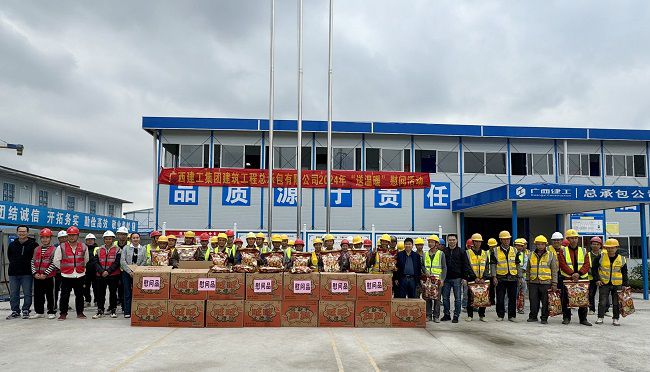 “送温暖”慰问活动合影。韦艳雷 摄（修图）.jpg