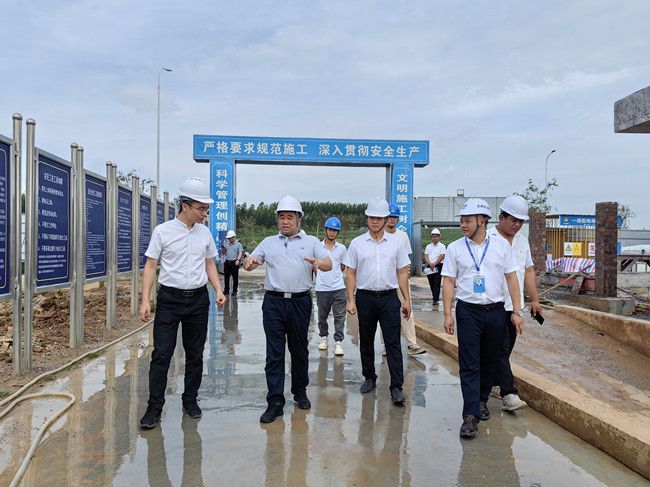 蓝海鹏在项目现场。黄灿摄（修图）.jpg