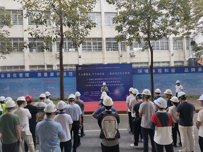 莫志元做演练动员和宣布演练开始。黄宝生 摄（修图）.jpg