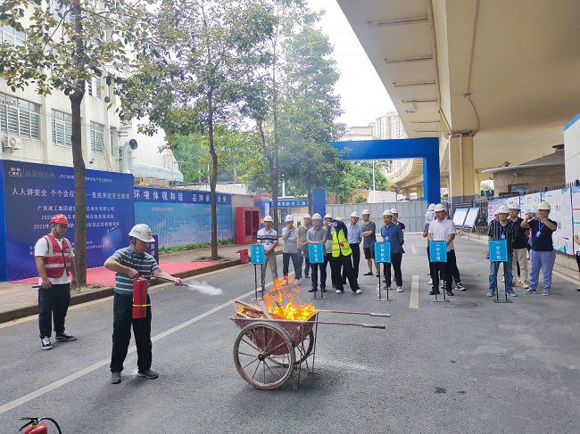 梅锦辉示范灭火器操作。黄宝生 摄（修图）.jpg